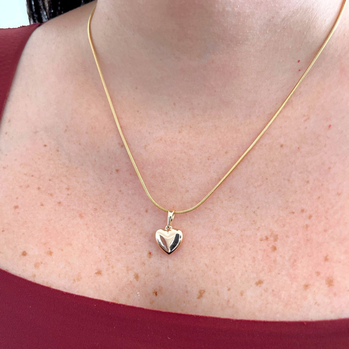 Collar Hv Hermanas Villegas con cadena cola de ratón y dije de corazón inflado en baño de oro rosé sobre modelo