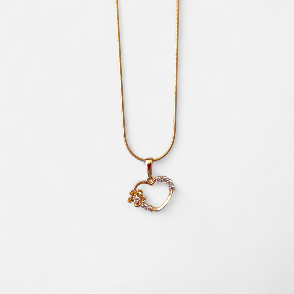Collar Hv Hermanas Villegas estilo cola de ratón en oro rosé con dije de corazón, flor y circones brillantes.