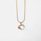 Collar Hv Hermanas Villegas estilo cola de ratón en oro rosé con dije de corazón, flor y circones brillantes.