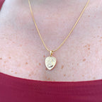 Collar Hv Hermanas Villegas con cadena cola de ratón y medalla en forma de corazón con el Sagrado Corazón de Jesús.