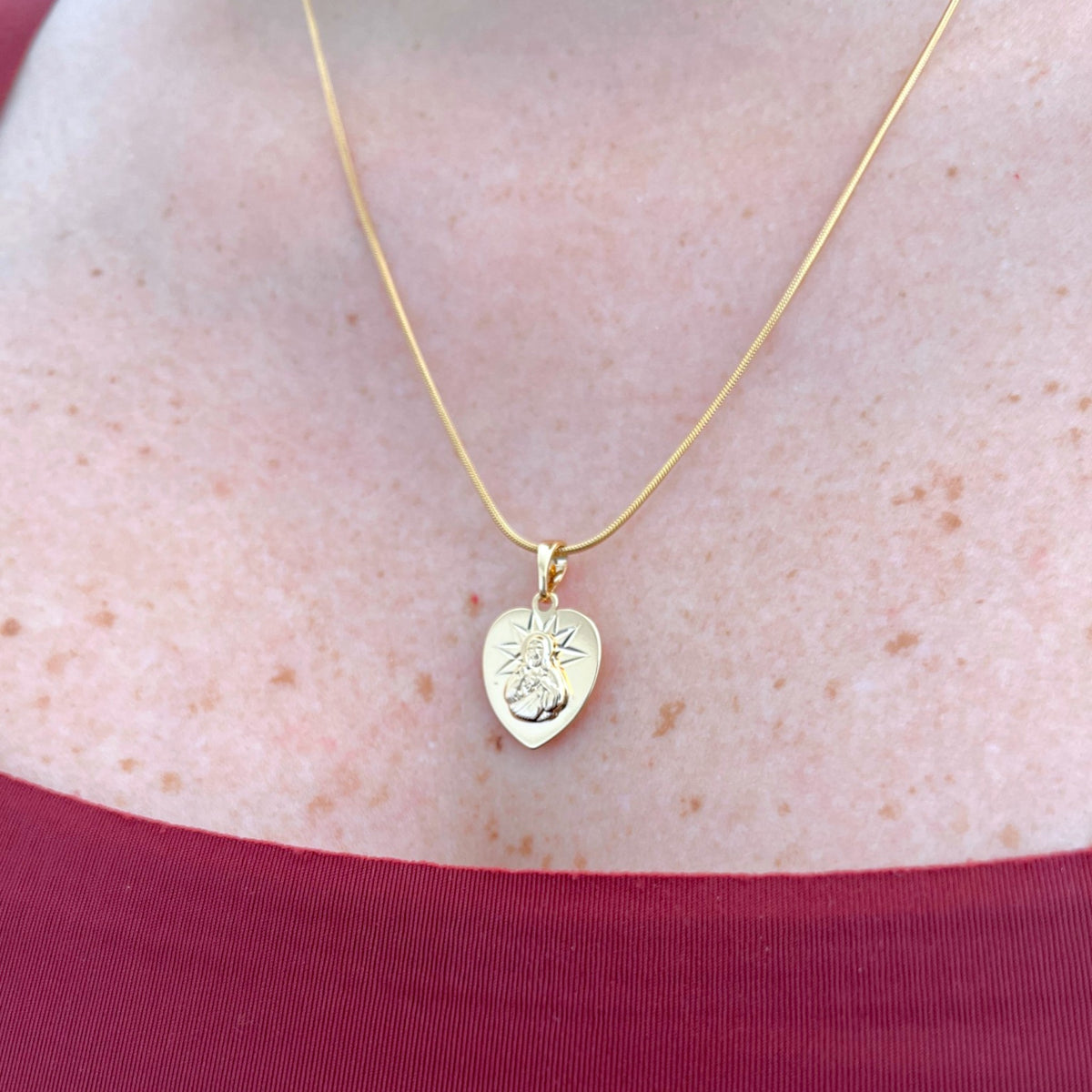 Collar Hv Hermanas Villegas con cadena cola de ratón y medalla en forma de corazón con el Sagrado Corazón de Jesús.