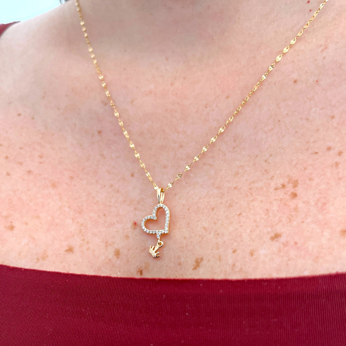 Collar Hv Hermanas Villegas de cadena espejo en oro rosé con dije de corazón pavé y corona colgante brillante