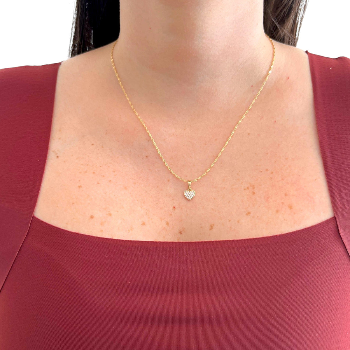 Collar Hv Hermanas Villegas con cadena Singapur y dije de corazón pavé de circonias en baño de oro rosé