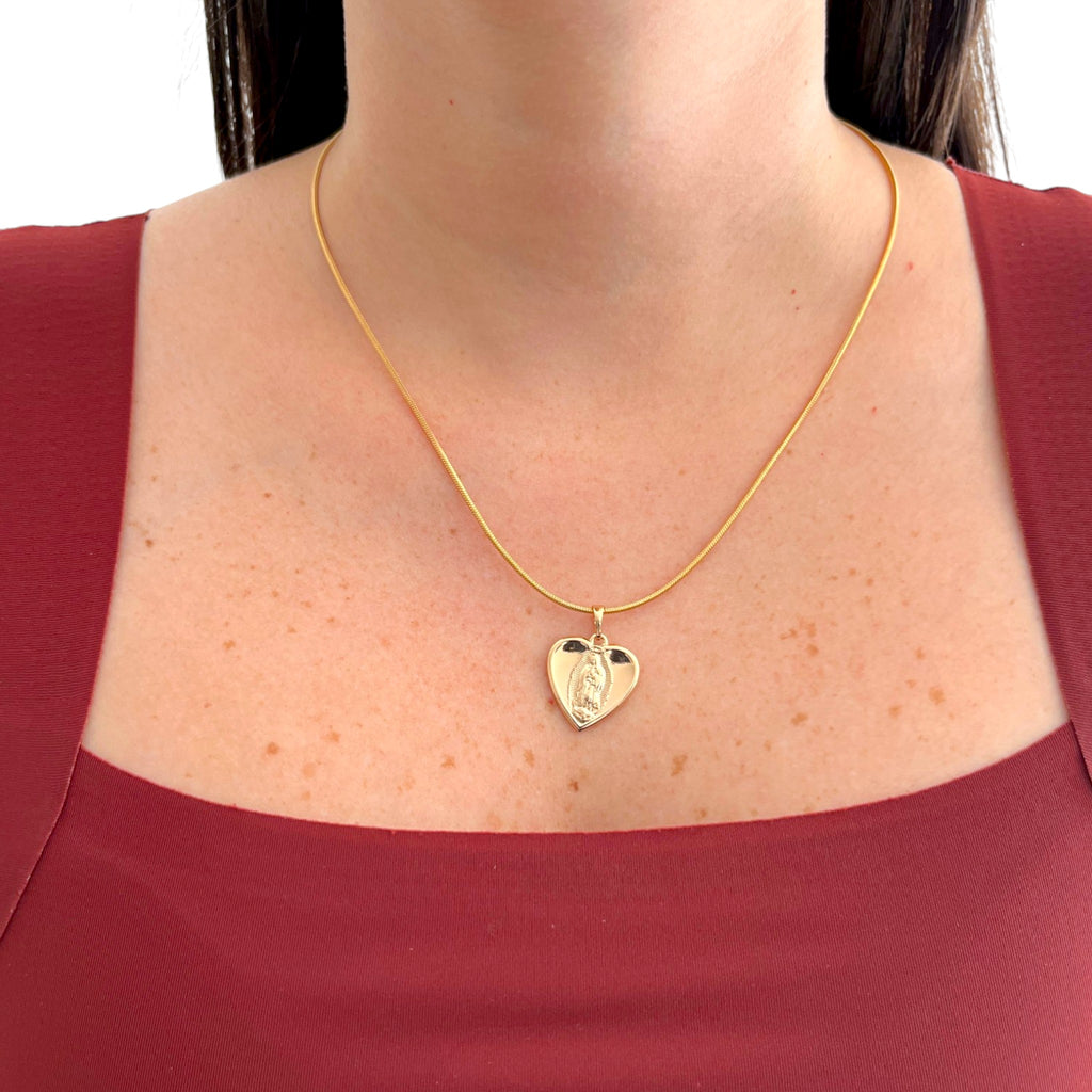 Collar Hv Hermanas Villegas con cadena cola de ratón y dije de corazón con la Virgen de Guadalupe en oro rosé