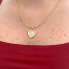 Collar Hv Hermanas Villegas con cadena cola de ratón y dije de corazón con la Virgen de Guadalupe en oro rosé