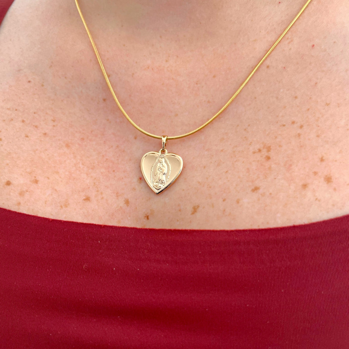 Collar Hv Hermanas Villegas con cadena cola de ratón y dije de corazón con la Virgen de Guadalupe en oro rosé