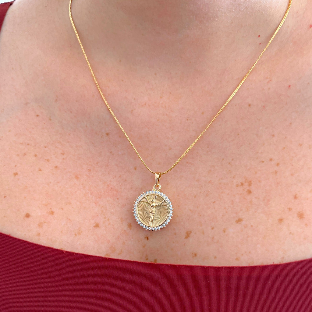 Collar Hv Hermanas Villegas de cadena anchor aplanada en oro rosé con medalla de Cristo y circonias brillantes