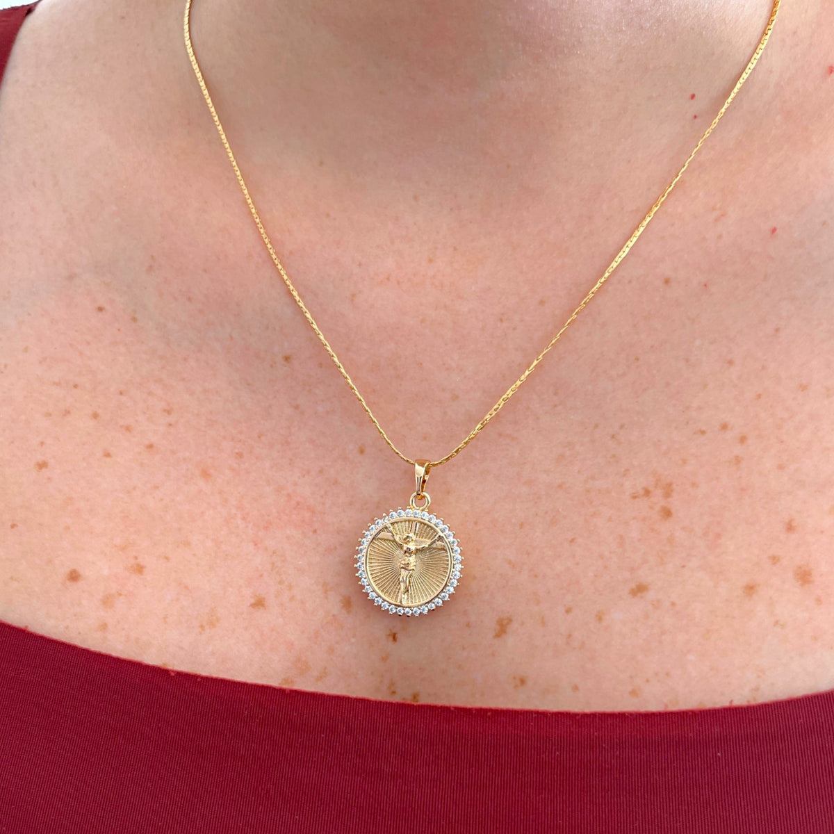 Collar Hv Hermanas Villegas de cadena anchor aplanada en oro rosé con medalla de Cristo y circonias brillantes