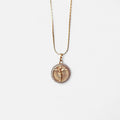 Collar Hv Hermanas Villegas con cadena anchor aplanada y medalla de Cristo en oro rosé con circonias brillantes.