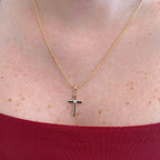 Collar Hv Hermanas Villegas de cadena cola de ratón en oro rosé con dije de cruz y circonia central brillante