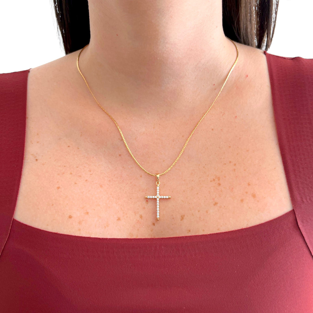 Collar Hv Hermanas Villegas con cadena anchor y dije de cruz delgada en oro rosé con circonias brillantes
