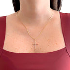 Collar Hv Hermanas Villegas con cadena anchor y dije de cruz delgada en oro rosé con circonias brillantes