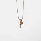Collar Hv Hermanas Villegas de cadena veneciana en cobre con baño de oro rosé, dijes de cruz y corazón liso.