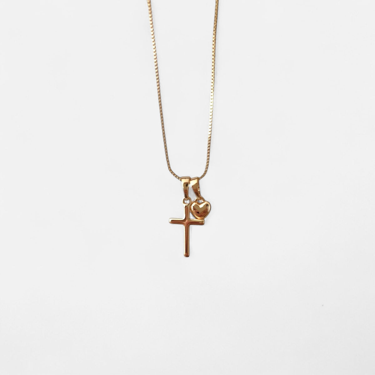 Collar Hv Hermanas Villegas de cadena veneciana en cobre con baño de oro rosé, dijes de cruz y corazón liso.
