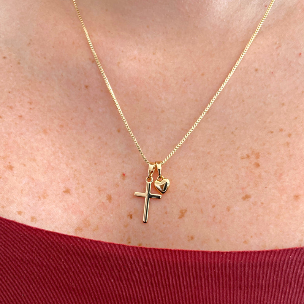 Collar Hv Hermanas Villegas de cadena veneciana en oro rosé con dijes de cruz clásica y corazón liso
