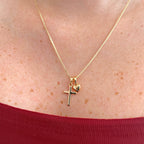 Collar Hv Hermanas Villegas de cadena veneciana en oro rosé con dijes de cruz clásica y corazón liso