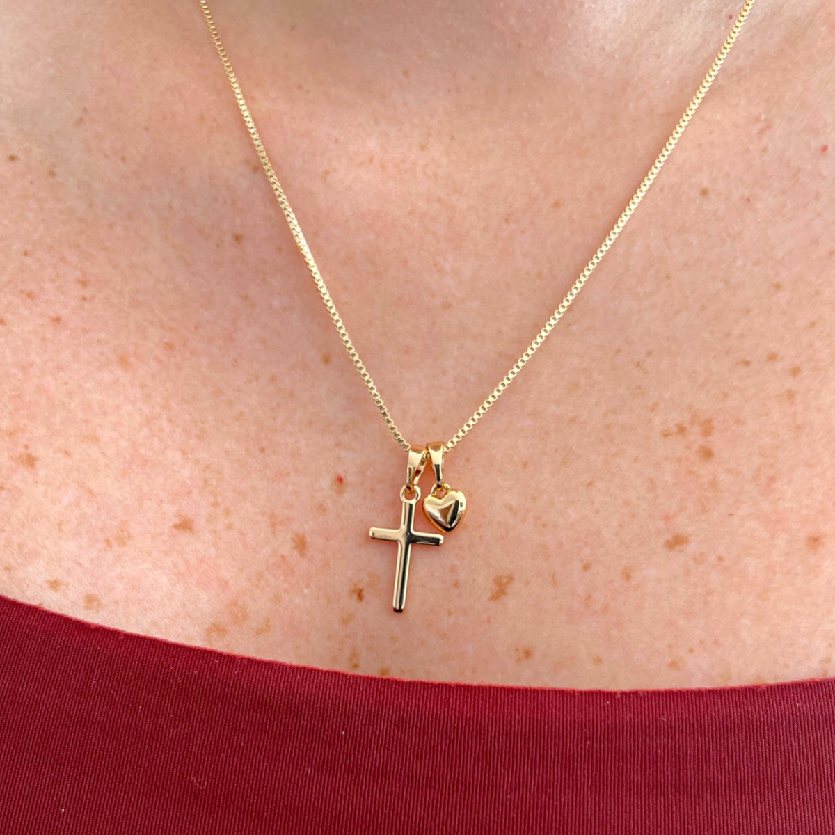 Collar Hv Hermanas Villegas de cadena veneciana en oro rosé con dijes de cruz clásica y corazón liso