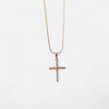 Collar Hv Hermanas Villegas con cadena anchor y dije de cruz delgada en oro rosé con circonias brillantes