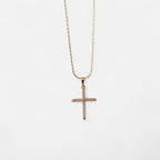 Collar Hv Hermanas Villegas con cadena anchor y dije de cruz delgada en oro rosé con circonias brillantes
