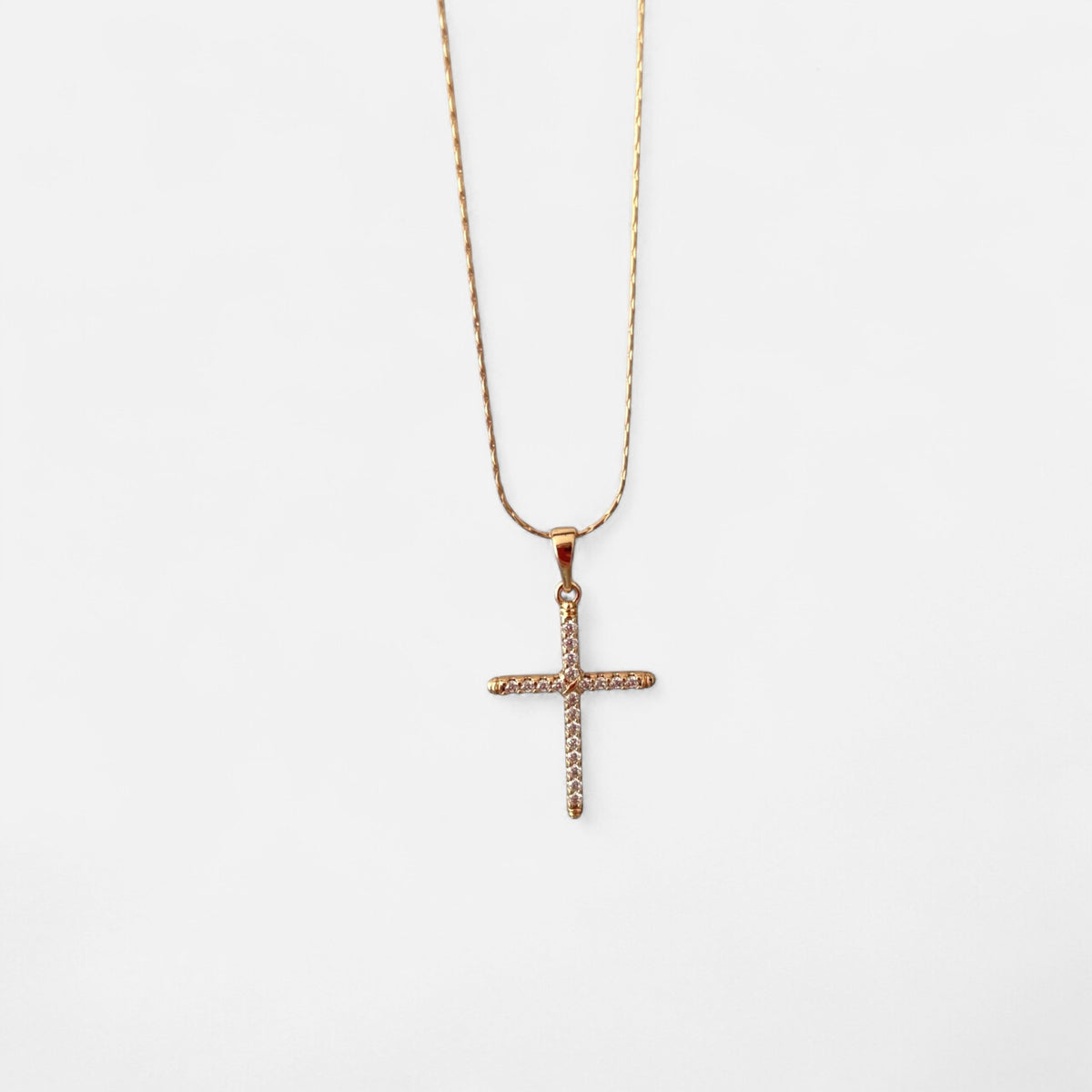 Collar Hv Hermanas Villegas con cadena anchor y dije de cruz delgada en oro rosé con circonias brillantes