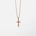 Collar Hv Hermanas Villegas con cadena veneciana y dije de crucifijo en cobre con baño de oro rosé