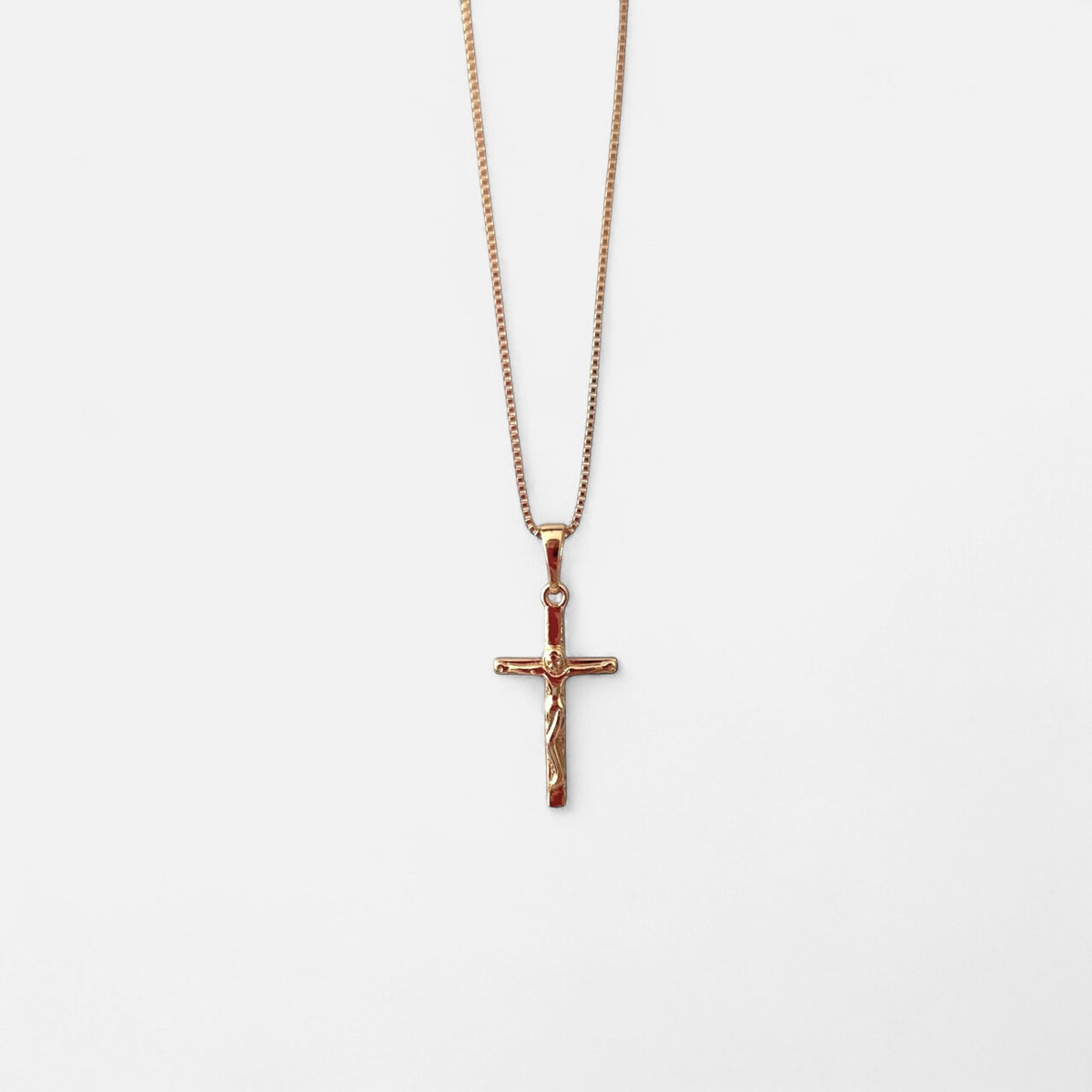 Collar Hv Hermanas Villegas con cadena veneciana y dije de crucifijo en cobre con baño de oro rosé