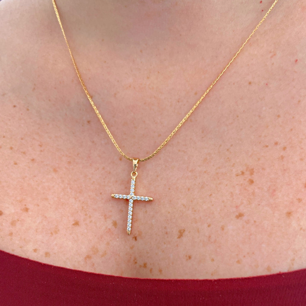 Collar Hv Hermanas Villegas con cadena anchor y dije de cruz delgada en oro rosé con circonias brillantes