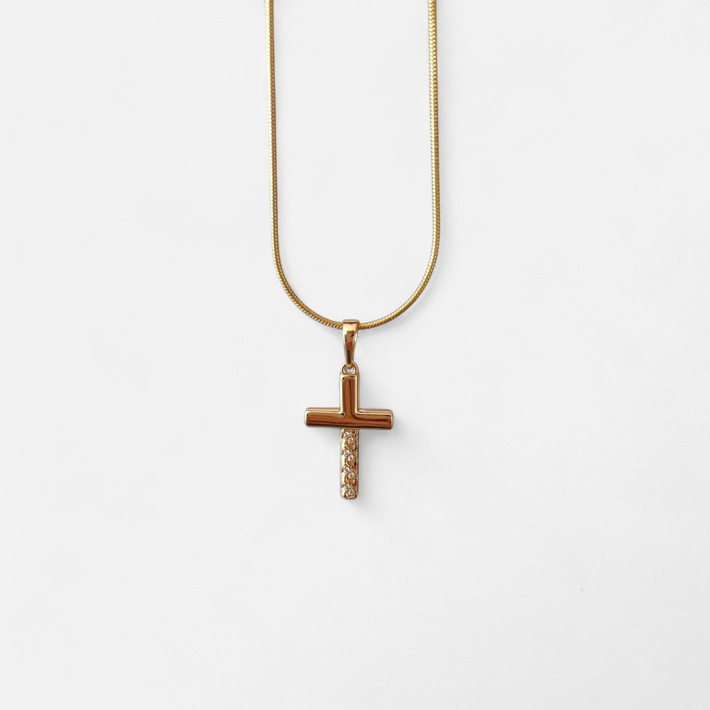 Collar Hv Hermanas Villegas con cadena cola de ratón en baño de oro rosé y dije de cruz con circonias brillantes.