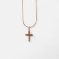 Collar Hv Hermanas Villegas con cadena cola de ratón en baño de oro rosé y dije de cruz con circonias brillantes.
