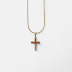 Collar Hv Hermanas Villegas con cadena cola de ratón en baño de oro rosé y dije de cruz con circonias brillantes.