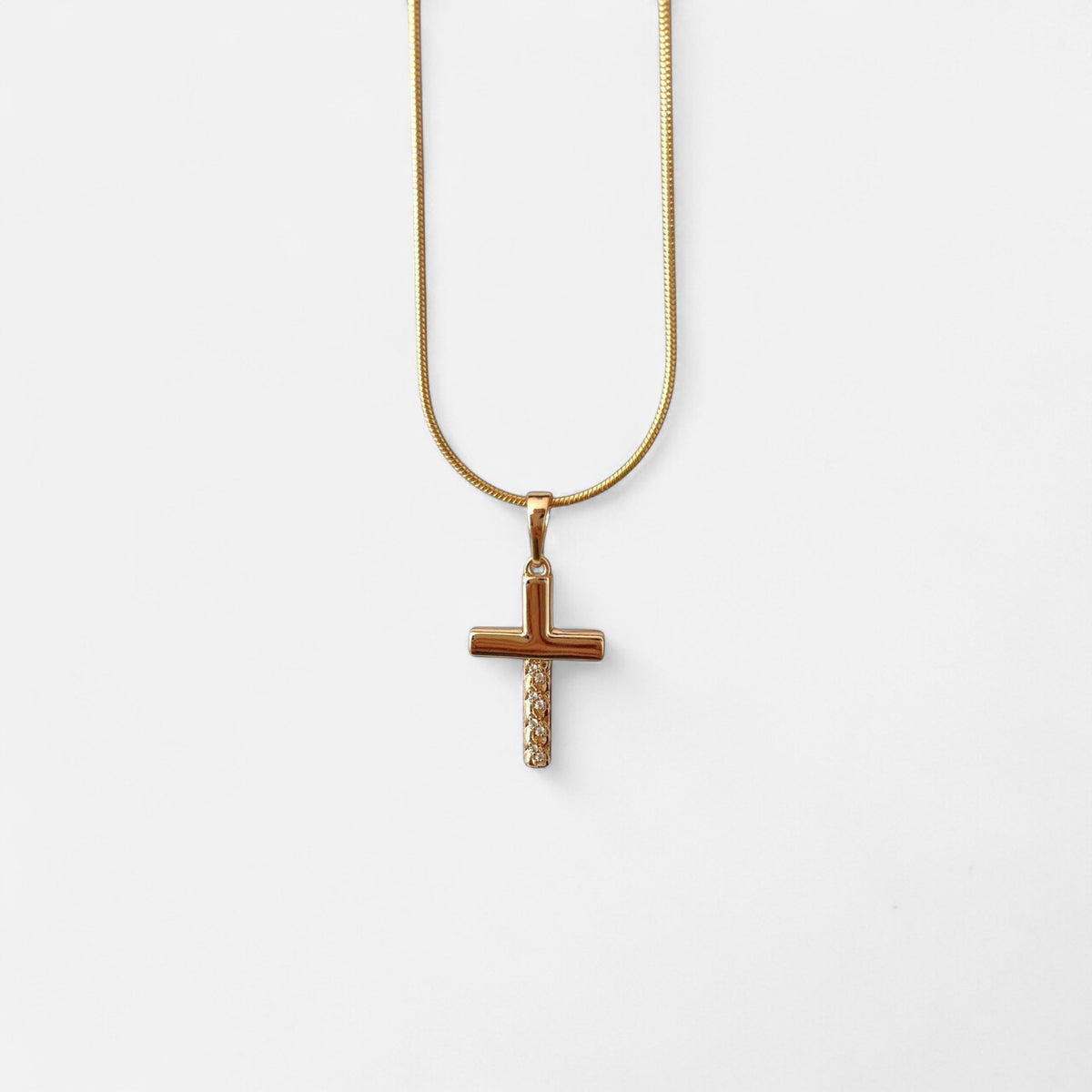 Collar Hv Hermanas Villegas con cadena cola de ratón en baño de oro rosé y dije de cruz con circonias brillantes.