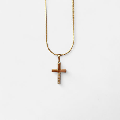 Collar Hv Hermanas Villegas con cadena cola de ratón en baño de oro rosé y dije de cruz con circonias brillantes.