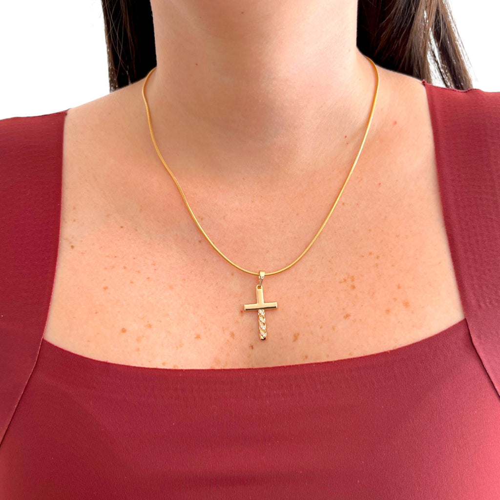 Collar Hv Hermanas Villegas con cadena cola de ratón y dije de cruz en oro rosé con circonias brillantes.