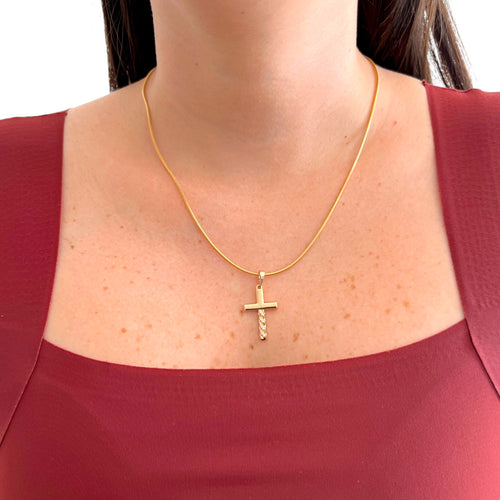 Collar Hv Hermanas Villegas con cadena cola de ratón y dije de cruz en oro rosé con circonias brillantes.