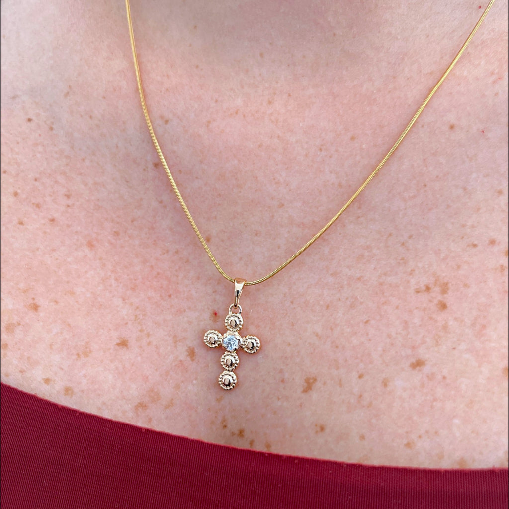 Collar Hv Hermanas Villegas de cadena cola de ratón en oro rosé con dije de cruz de círculos y circonia central.