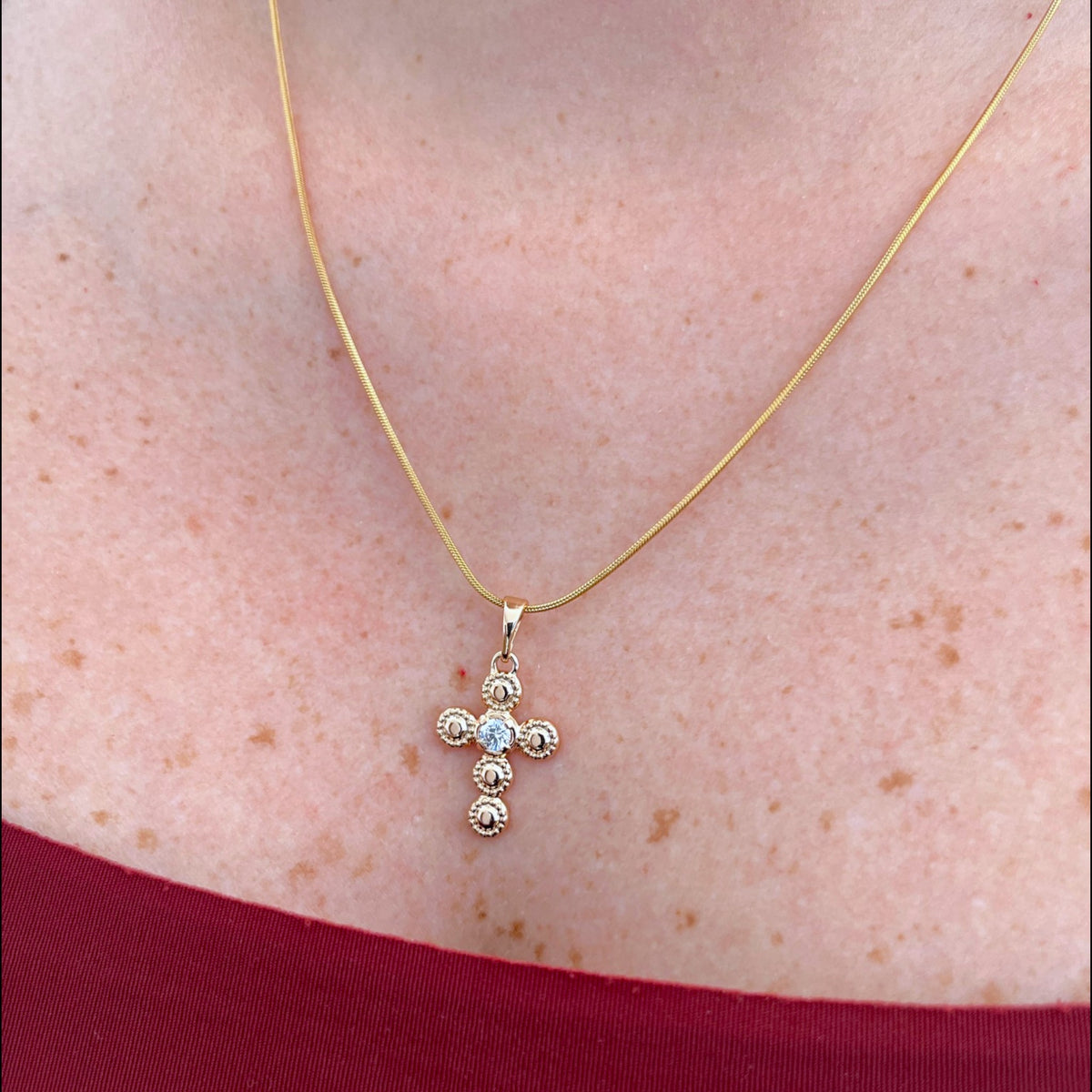 Collar Hv Hermanas Villegas de cadena cola de ratón en oro rosé con dije de cruz de círculos y circonia central.