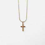 Collar Hv Hermanas Villegas de cadena cola de ratón en oro rosé con dije de cruz y circonia central brillante.