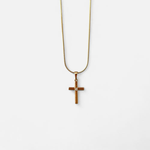 Collar Hv Hermanas Villegas de cadena cola de ratón en oro rosé con dije de cruz y circonia central brillante.