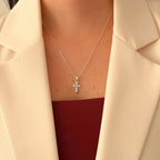 Collar Hv Hermanas Villegas de plata 925 con cadena veneciana y dije de cruz con circonias brillantes en el cuello