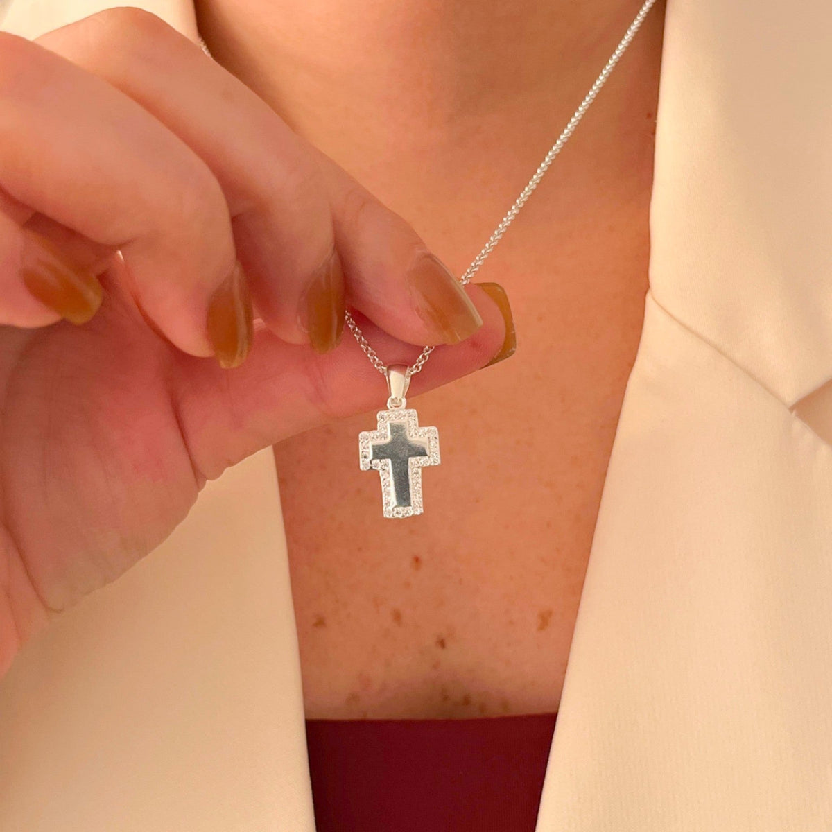 Collar Hv Hermanas Villegas de plata 925 con dije de cruz pulida y borde de circonias brillantes sobre cuello