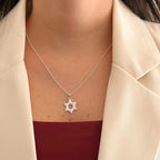 Collar Hv Hermanas Villegas de plata 925 con dije de Estrella de David y circonias brillantes sobre blazer beige