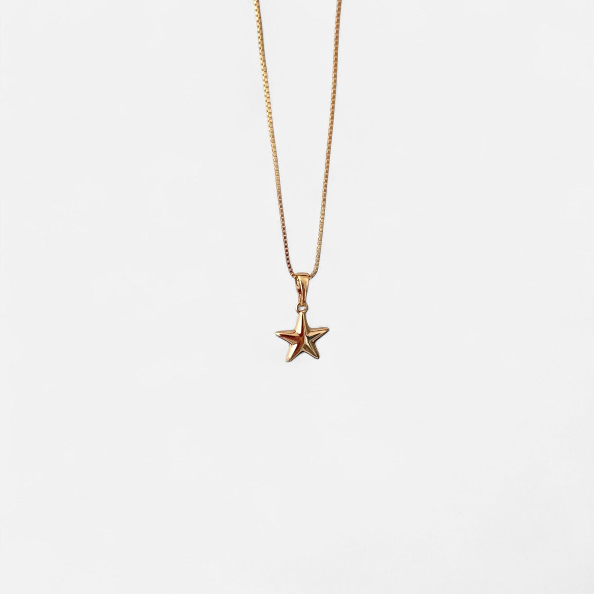 Collar Hv Hermanas Villegas con cadena veneciana y dije de estrella lisa en cobre con baño de oro rosé