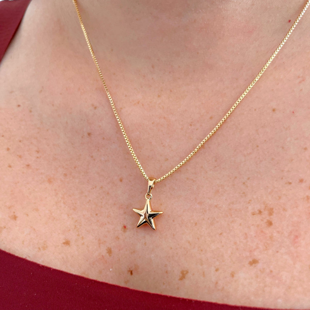 Collar Hv Hermanas Villegas con cadena veneciana y dije de estrella lisa en baño de oro rosé sobre el cuello