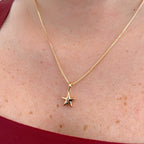 Collar Hv Hermanas Villegas con cadena veneciana y dije de estrella lisa en baño de oro rosé sobre el cuello