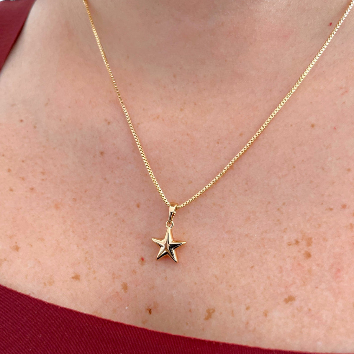 Collar Hv Hermanas Villegas con cadena veneciana y dije de estrella lisa en baño de oro rosé sobre el cuello