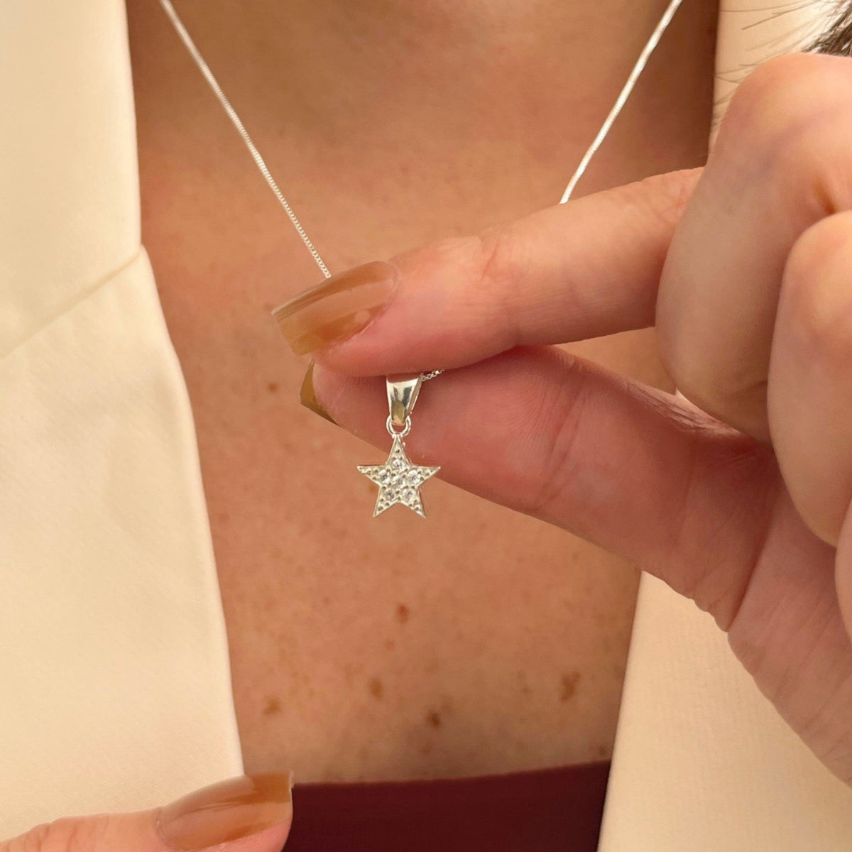 Collar Hv Hermanas Villegas de plata 925 con cadena veneciana y dije de estrella brillante con circonias