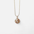 Collar Hv Hermanas Villegas con cadena entorchada y medalla de madre e hijo en baño de oro rosé con circonias.