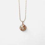 Collar Hv Hermanas Villegas con cadena entorchada y medalla de madre e hijo en baño de oro rosé con circonias.