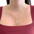 Collar Hv Hermanas Villegas de cadena serpiente plana en oro rosé con dije de mariposa brillante de circonias