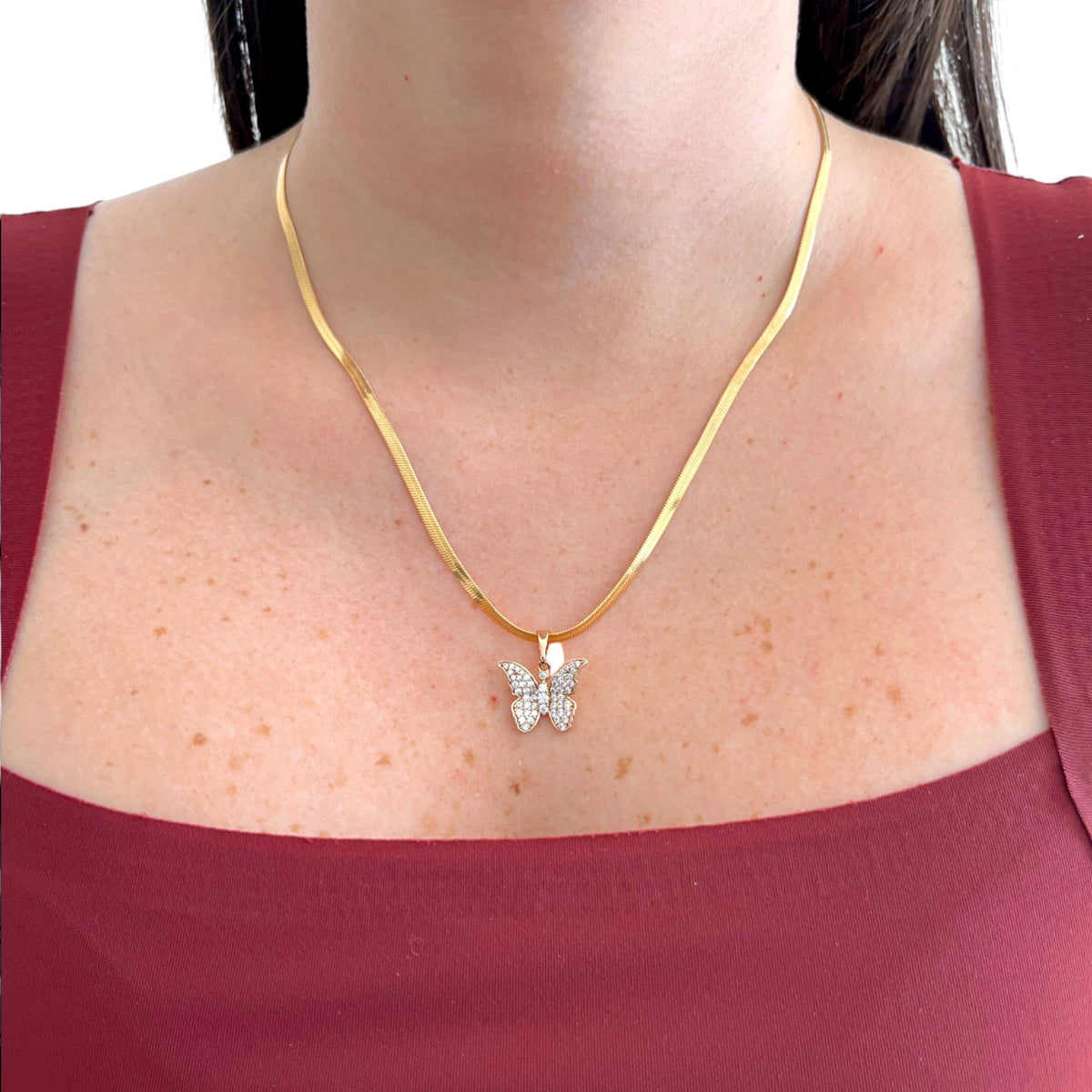 Collar Hv Hermanas Villegas de cadena serpiente plana en oro rosé con dije de mariposa brillante de circonias
